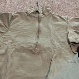 Men’s U.S Army cold weather gear mid weight long sleeve shirt size Small Reg NWT